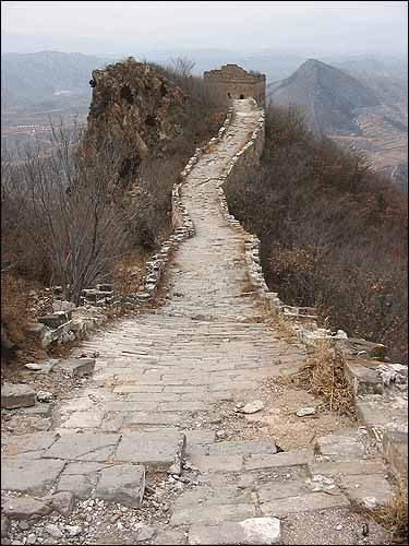 쓰마타이의 산정 구간인데 성벽은 무너지고 축대와 봉화대만 남아 있다. 